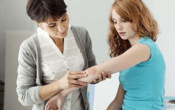 Examinare de către un medic