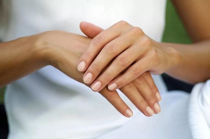 Fata care ascunde psoriazisul